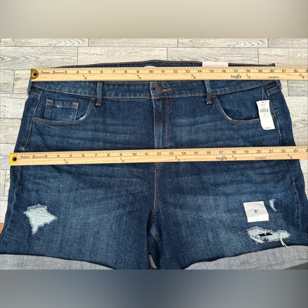 NWT Old Navy Women’s Size 18 Mid Rise Denim Shorts 5” Inseam Distressed Cuffed - Picture 4 of 7
